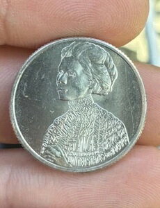 �󏭂ȃW�����B�^�E�C�_�[�� 2023�N�N�H�[�^�[ P �~���g�G���[�R�C���uIn Cod We Trust�v