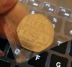 50ペンス硬貨 ジョンソン辞書 1755年 サクソン語 ペニーの複数形 2005年 希少