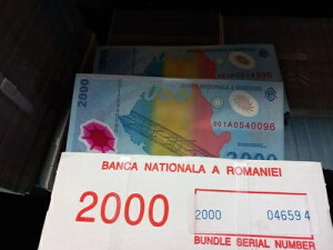 1束100枚入り。001A、ルーマニア紙幣1999年日食ポリマーUNC