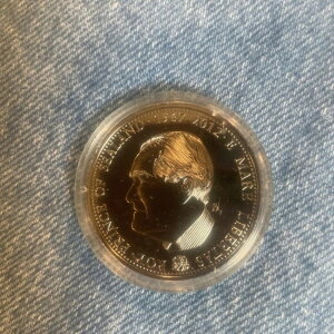 2012N $25 V[h Cq̎ f炵 킸300݂̂̔s Ȃ