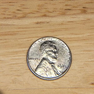 1943�N���X�`�[���������y�j�[�A�~���g�}�[�N�Ȃ��A�G���[�uL�v�����ɐG��Ă���A�~���g�}�[�N�Ȃ�