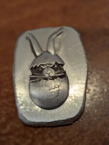 1オンス Mutiny Metals ハンドポア シルバー「Bad Bunny」