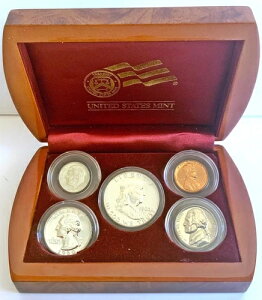 1955NčǌWpʋaNRCɃZbgꂽv[t