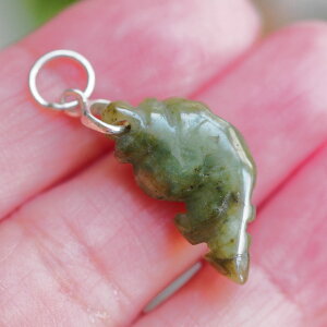 翡翠 魚  SV  チャーム うお座 天然無処理ヒスイ