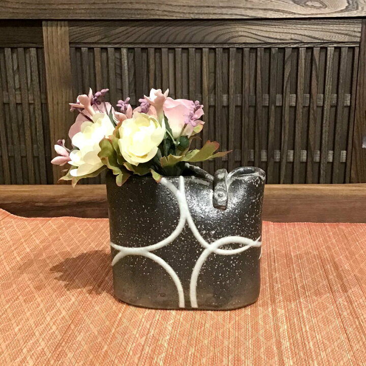 楽天市場 一輪挿し 和モダン おしゃれ 日本製 花びん 花瓶 陶器 焼き物 焼物 和風 ギフト フラワー アレンジメント 花 信楽焼 花器 花入れ インテリア 贈り物 プレゼント 開店祝い お買得品 信楽焼 白結び花入 代引不可商品 ウッドギャラリー樹