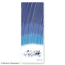 手ぬぐい 日本製 ムーミン 「雨」 MOOMIN スナフキン ミイ 北欧 縦柄 綿 晒 さらし 注染 注染手ぬぐい サイズ タペストリー インテリア 飾る 伝統 工芸 染 土産 ギフト プレゼント ジカンスタイル tenugui japan 日本 手拭い てぬぐい 専門 わびすけ 正規品 メール便