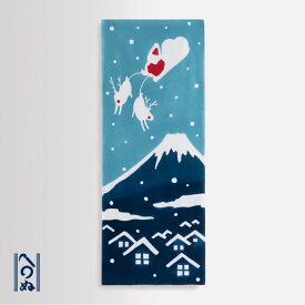 手ぬぐい 日本製 かまわぬ 「クリスマスニッポン 青」 クリスマス サンタ 雪 富士山 北欧 冬 冬柄 縦柄 綿 晒 生地 注染 手ぬぐい サイズ タペストリー インテリア 飾る ギフト プレゼント 贈り物 工芸 japan tenugui 手拭い 日本 てぬぐい 専門 正規品 わびすけ メール便