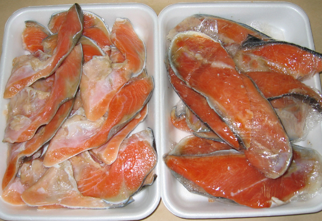 チリ産の銀鮭 新物です 身がしっかりしていて 脂もあります カマ500gと尾っぽの切り落とし1kg 一部予約 選べる２パック ３パックめからは値段もお得に 送料込 在庫一掃