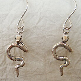 へびピアス ヘビ 蛇 耳飾り フック シルバーアクセサリー 十二支 干支 巳 動物モチーフ SILVER925 女性 男性 プレゼント ギフト対応 レディース メンズ 大人 可愛い かわいい 誕生日 オシャレ 贈り物