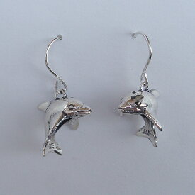 海豚（イルカ）ピアス いるか 耳飾り フックタイプ シルバーアクセサリー 動物モチーフ SILVER925 女性 男性 プレゼント ギフト対応 レディース メンズ 大人 可愛い かわいい 誕生日 オシャレ 贈り物