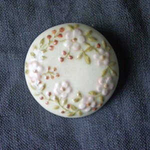 【MAX30%offクーポンあり】陶器のブローチ【のばら / ホワイト】 益子焼 焼きもの 花柄 花模様 手描き アイボリー バッジ アクセサリー 手作り ナチュラル かわいい ギフト わかさま陶芸