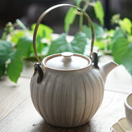 【MAX30%offクーポンあり】益子焼 真鍮ハンドルポット（大） kinari 茶こしつき 職人の手づくり 陶器製 …