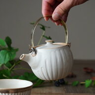 【MAX30%offクーポンあり】益子焼 真鍮ハンドルポット（小） kinari 茶こしつき 職人の手づくり 陶器製 …