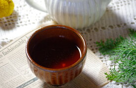 益子焼＜＞カラーしのぎシリーズ。くつろぎカップ小（飴色）お客様のおもてなし用や普段使いでも使えるカップです。陶器製、くみ出し、おしゃれな湯呑、紅茶やお茶のほかにもコーヒーにも合います。素敵な色で、贈り物名入れ可能。！（）（ss）