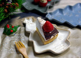 益子焼クリスマスツリーのケーキ皿 小皿 取分け皿 皿 デザート皿 ケーキ皿 プレート 北欧風 おしゃれ シンプル モダン 名入れ 名入れ ギフト 結婚祝い 内祝い 父の日 母の日 敬老の日 贈答品 プレゼント（ss）