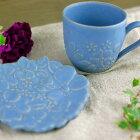 益子焼 フラワープレート＆ガーデンマグカップ ギフトセット ブルーグレー 花柄 デザインプレート マグカップ　カップ セット かわいい おしゃれ 陶器 和食器（食洗機対応 電子レンジ使用可）ギフト 名入れ（別料金）