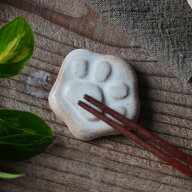【MAX30%offクーポンあり】益子焼 ねこの箸置き 【肉球】陶器 ネコグッズ 猫 足あと ナチュラル はしおき…