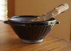 益子焼[]漆黒の黒のすり鉢（中）すりこぎ棒セット おしゃれ 7寸 日本製 和食器の器をお届け 和え物に最適 和食好きには必需品の 片口タイプ擂り鉢（擂鉢）です。とろろ、サラダ、和え物にも重宝ラーメン鉢としても充分な大きさ（ss）