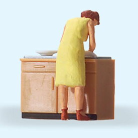 Preiserプライザー28145　食器を洗う女性【HO人形】【塗装済み】【ジオラマ小物】