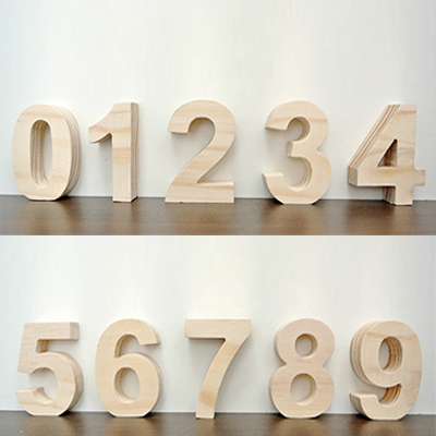 (オブジェ 数字(0-9))オブジェ 数字 木製(木)の小文字 ウェルカムサインやインテリア パーツ ブロックとして。 パイン材 天然木のナチュラル 雑貨。ナンバー プレートの文字 置物 かわいい 木製置物におすすめ。無塗装なのでアンティークやポップ カラフルにアレンジ自在