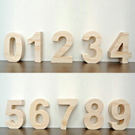 (オブジェ 数字(0-9))オブジェ 数字 木製(木)の小文字 ウェルカムサインやインテリア パーツ ブロックとして。 パイン材 天然木のナチュラル 雑貨。ナンバー プレートの文字 置物 かわいい 木製置物におすすめ。無塗装なのでアンティークやポップ カラフルにアレンジ自在