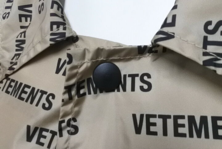 楽天市場】VETEMENTS ヴェトモン ロゴプリントコーテッドシェルレイン