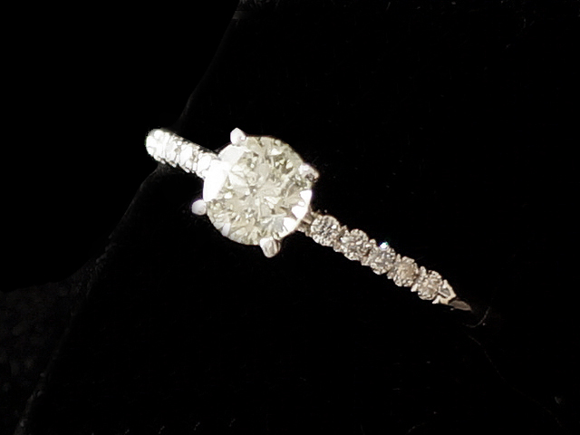 【NEW】 ダイヤモンドリング - RING - ベルギー製 大きな1P＋10Pダイヤ WGホワイトゴールド無垢/ダイヤ （0.56ct） 指輪