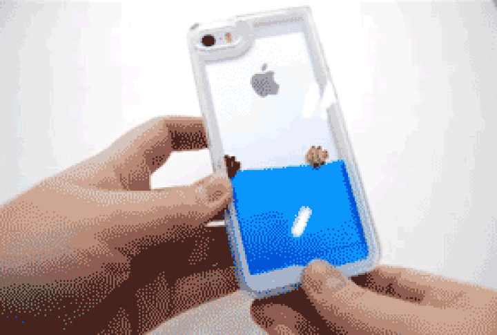 楽天市場 Iphone5 Iphonese Iphone5 デコカラーウォーターケース 動く アイフォン5 カバー 液体入り スマホカバー 流れる キラキラ グリッター ラインストーン ケース ケース 人気 おしゃれ おすすめ ブルー ピンク 漁港モチーフユニーク スマホケース や雑貨のウォッチミー