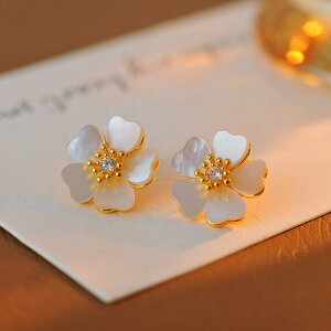 スタッドピアス レディース シェル フラワー 上品 エレガント 高級感 個性的 フェミニン 18金ポスト 大人かわいい 韓国風 春夏 普段使い
