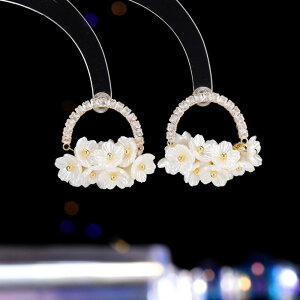 ピアス イヤリング レディース 女性用 春夏 シェル フラワーバスケット 薔薇 カメリア モチーフ 2wayデザイン かわいい フェミニン スイート 上品 銅製 電気メッキ加工 ゴールド 合わせやすい