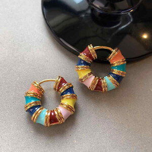 ピアス レディース フレンチレトロ カラフル エナメル フープピアス 幾何学模様 銅製 電気メッキ加工 上品 個性的なデザイン 虹色 マルチカラー ラウンド サークル カジュアル お出かけ 春
