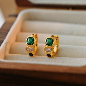 ピアス レディース 春夏 欧米風 レトロ フープピアス 銅製 ゴールドメッキ ジルコニア エメラルドグリーン 配色 バイカラー 幾何学模様 個性的 宮廷風 おしゃれ 通勤 普段使い 高見え