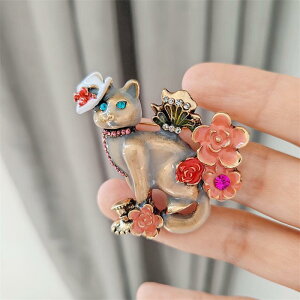ブローチ 男女兼用 ヴィンテージ 猫モチーフ 花 エナメル加工 合金製 おしゃれ ファッション小物 普段使い ジャケット アウター グレー ワンポイント 留め具(x2)