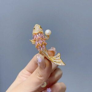 ブローチ 男女兼用 錦鯉 ラッキーアイテム おしゃれ ファッション 気品 高級感 韓国風 スーツ ジャケット アウター ユニーク デザイン 万能 普段使い 合金素材 電気メッキ加工 かわいい 動物