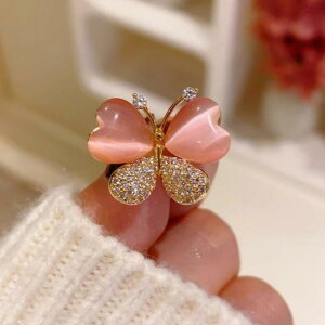 ブローチ 男女兼用 アニマル 蝶 バタフライ ピンク キャッツアイ 襟ピン 襟飾り 覗き見防止 エチケット かわいい 上品 エレガント オフィス 通勤 結婚式 パーティー 普段使い 合金 ホワイト