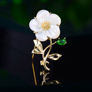 ブローチ レディース 貝殻 花 フラワー スズラン かわいい 日韓風 エレガント シンプル 煌めく 軽やかラグジュアリー 銅製 ゴールド 金色 スーツ ジャケット オフィス 通勤 普段使い フォー