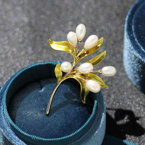 ブローチ 男女兼用 天然淡水パール オリーブの枝 リーフモチーフ 銅製 ゴールド シンプル エレガント 上品 カジュアル フェミニン 普段使い パーティー セレモニー フォーマル
