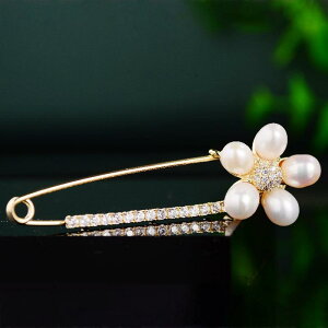 ブローチ レディース 韓国風 パール ジルコニア 花 フラワー エレガント 上品 モダン シンプル ゴールド 通勤 オフィス 普段使い 結婚式 パーティー 銅製 電気メッキ加工 服飾アクセサリー