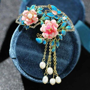 胸元ブローチ レディース シャクヤク花 フラワーモチーフ 新中式 中国風 七宝焼き エナメル 天然パール タッセル 銅製 ゴールド レトロ アンティーク 上品 ファッション小物 プレゼント