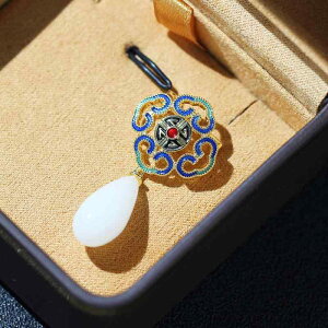 ブローチ レディース 中国風 エスニック 七宝焼き 瑞雲模様 透かし彫り しずく 翡翠風 玉飾り 個性的 青 緑 白 ゴールドカラー 銅製 電気メッキ加工 レトロ おしゃれ アクセサリー ギフト