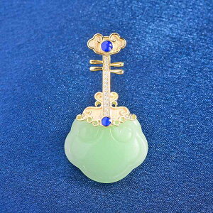 ブローチ レディース 女性用 中国風 チャイナドレス 琵琶モチーフ 模造翡翠 グリーンカルセドニー ジルコニア レトロ エレガント 上品 高級感 普段使い ファッション小物 グリーン系
