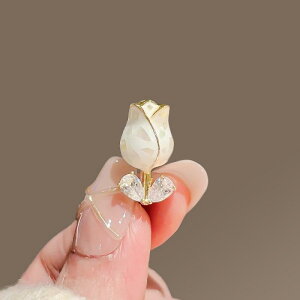 ブローチ レディース チューリップ フラワーモチーフ 露出防止 胸元カバー シャツ ブラウス 固定 ズレ防止 おしゃれ エレガント 上品 かわいい ホワイト 合金製 韓国風 安全ピン 縫い目不要
