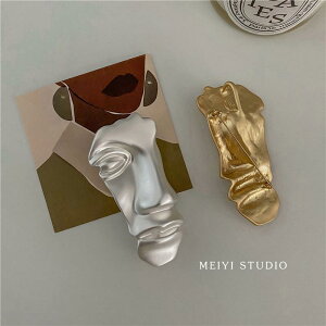 ブローチ 男女兼用 メンズ レディース 欧米 レトロ 文芸 人物モチーフ マットゴールド スーツ アクセサリー 多用途 普段使い カジュアル ビジネス クール 個性的 合金製 電気メッキ加工 ゴー