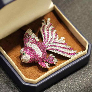 ブローチ レディース 高級感 ジルコニア バイカラー レッド 金魚 熱帯魚 海洋生物 動物モチーフ 銅製 電気メッキ加工 おしゃれ 上品 華やか オフィス 通勤 普段使い ギフト プレゼント