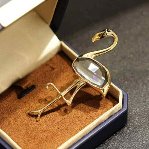 ブローチ 男女兼用 フラミンゴ ピンブローチ 大ぶり 個性的 おしゃれ アクセサリー 人工クリスタル ラインストーン ゴールドカラー 動物モチーフ 普段使い フォーマル パーティー 結婚式 通