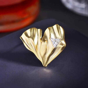 ブローチ レディース シンプル ハートモチーフ ユニークデザイン 上品 高級感 スーツ ジャケット用 オフィス 通勤 普段使い フォーマル アクセサリー ゴールド 銅 ジルコニア 電気メッキ加