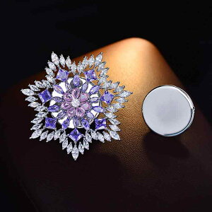 ブローチ レディース エレガント 上品 フルジルコニア 雪の結晶 スノーフレーク 花 フラワー 高級感 マグネット式 繊細な装飾 普段使い デイリーユース パーティー コサージュ ファッション