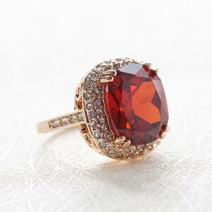 指輪 レディース 女性用 フェイクジルコニア リング 大ぶり 存在感 個性的 欧米風 幾何学模様 合金 電気メッキ加工 人差し指 中指用 普段使い カジュアル ゴールド シルバー レッド