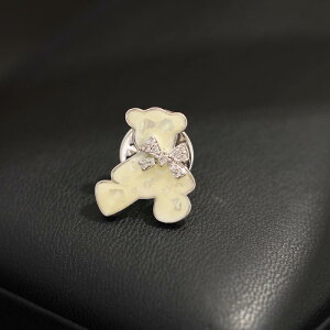 ブローチ レディース クマ リボン ラインストーン エナメル ホワイト シルバー 襟ピン 胸元隠し 固定ピン 安全ピン シンプル かわいい 合わせやすい オフィス カジュアル アクセサリー 真鍮