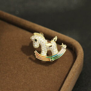 ブローチ 男女兼用 ユニセックス かわいい 木馬モチーフ 子馬 レインボーカラー ラインストーン シンプル ミニ 銅製 ゴールド 電気メッキ加工 ピン バッジ ワンポイント おしゃれ 普段使い